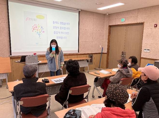 [부여=뉴시스] 충남 부여군이 실시중인 치매 예방을 위한 사회성과보상사업. (사진=부여군 제공) 2024.01.26. photo@newsis.com *재판매 및 DB 금지