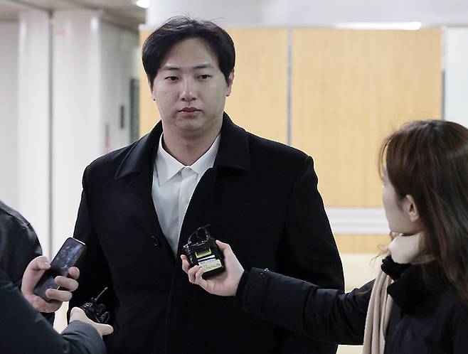 미국 메이저리그 샌디에이고 파드리스의 김하성 선수를 협박해 돈을 갈취한 혐의를 받는 전직 프로야구 선수 임혜동씨가 25일 오전 서울 서초동 서울중앙지방법원으로 구속 전 피의자 심문(영장실질심사)을 받기 위해 법정으로 향하고 있다. 뉴스1