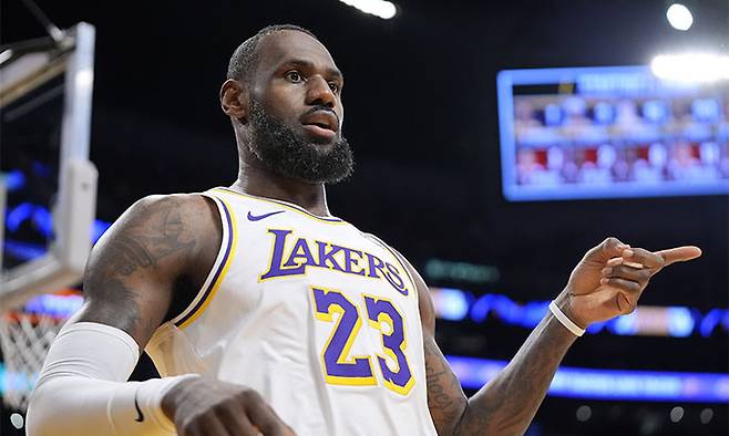 지난 21일(현지시간)&nbsp;LA 레이커스의&nbsp;르브론 제임스가 로스앤젤레스에서 열린 포틀랜드 트레일블레이저스와의 NBA 농구 경기에 참여하고 있다. AP연합뉴스