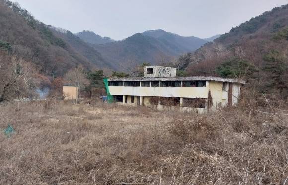 1973년 동두천시 상봉암동에 세워진 옛 성병관리소 모습. 동두천시가 소요산 관광지 확대개발과 연계해 건물을 철거하고 주변을 정비할 계획이다. 동두천시서영관리소보존을위한공동대책위원회 제공
