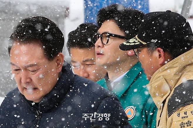 윤석열 대통령과 한동훈 국민의힘 비상대책위원장이 12월 23일 충남 서천군 서천읍 서천특화시장 화재 현장을 둘러보고 있다. 서천|성동훈 기자