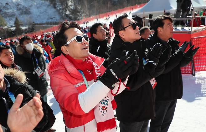 김진태 강원도지사가 26일 정선 하이원리조트 경기장을 찾아 스키 경기를 관람하고 있다. 2024.1.26 [강원도 제공·재판매 및 DB 금지]