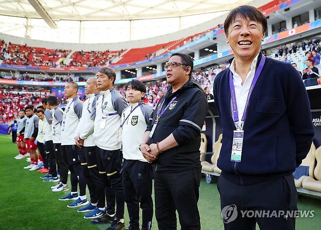 경기 시작 기다리는 신태용 감독 (도하=연합뉴스) 김도훈 기자 = 24일(현지시간) 카타르 도하 앗수마마 스타디움에서 열린 2023 아시아축구연맹(AFC) 아시안컵 조별리그 D조 최종전 일본과 인도네시아의 경기. 인도네시아 신태용 감독이 경기 시작을 기다리고 있다. 2024.1.24 superdoo82@yna.co.kr