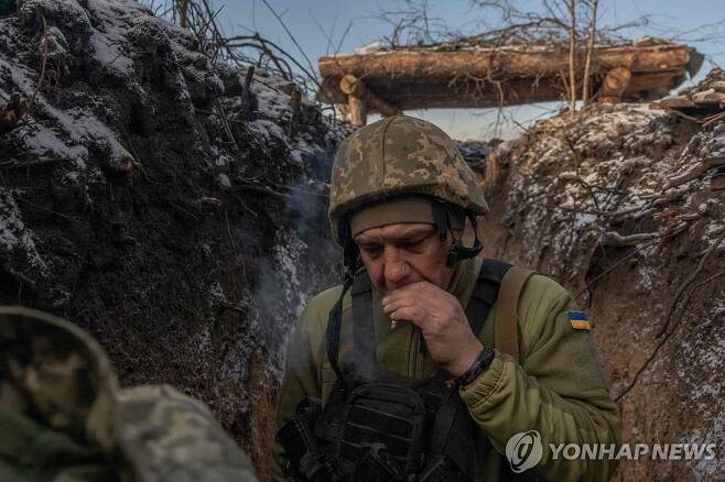 하르키우주 최전선 인근 참호에서 휴식을 취하는 우크라이나군 병사의 모습 [AFP 연합뉴스자료사진. 재판매 및 DB 금지]