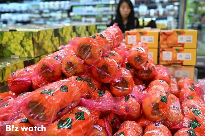 올해 4인 가족 설 차례상 비용이 역대 최고치를 경신했다. 특히 과일류와 채소류가 25% 이상 오르면서 장바구니 물가를 끌어올이고 있다./사진=이명근 기자 qwe123@