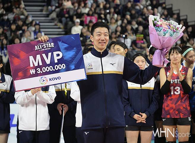 23-24시즌 올스타전 MVP를 수상한 한국전력 신영석ⓒMHN스포츠 이지숙 기자