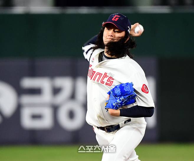 롯데 투수 김원중이 지난해 3월 25일 사직야구장에서 열린 KBO리그 시범경기 한화와 경기 9회 역투하고 있다. 사직 | 최승섭기자 thunder@sportsseoul.com