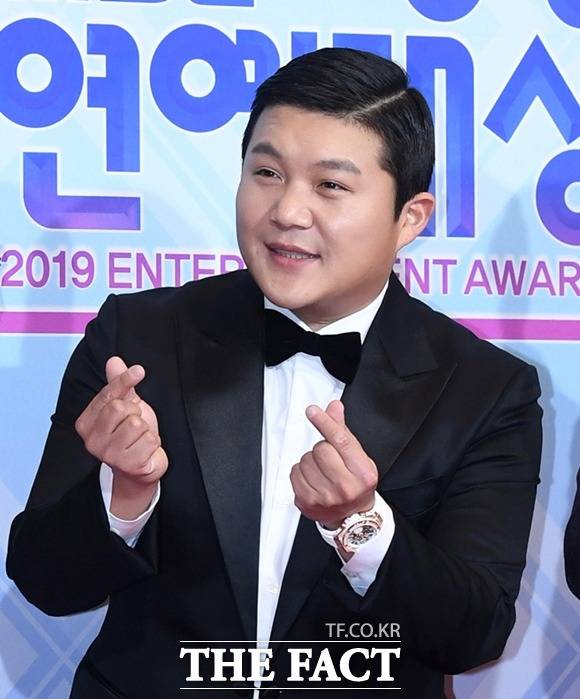 방송인 조세호가 9세 연하 비연예인과 결혼을 전제로 열애 중이다. /더팩트 DB