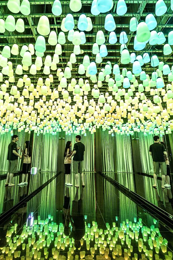 경기도 남양주 다산 '스파디움24'는 통로를 미디어아트 전시관처럼 꾸몄다. / 이신영 영상미디어 기자