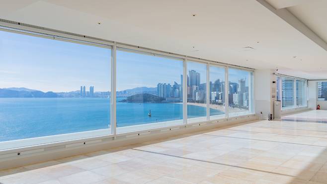 통유리창 너머 해운대 바다와 빌딩 숲이 그림처럼 펼쳐지는 부산 달맞이길 '힐스파 찜질방 온천'. 목욕탕에서도 같은 전망을 즐길 수 있다. / 힐스파