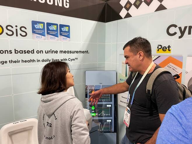 올해 1월 미국 소비자가전쇼(CES)에서 옐로시스 탁유경 대표(왼쪽)가 참관객에게 스마트 변기에 대해 설명하고 있다. 옐로시스 제공