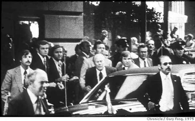 1975년 암살범 사라 제인 무어의 총격에 제럴드 포드 대통령(가운데)이 놀라는 모습. 제럴드 포드 대통령 도서관 홈페이지