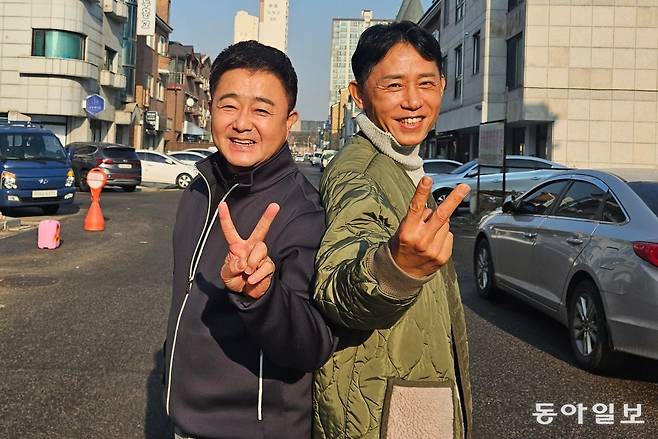 가수 진시몬(왼쪽)과 ‘녹색지대’ 곽창선. 느리게 걷지만 마주 보고, 앞을 보고, 주변도 살피고 뚜벅뚜벅 가자는 두 사람. 그러면 매일 ‘V’ 자를 손으로 만들어 보일 것 같다는 기대에 차 있다. 유재영 기자 eleganr@donga.com