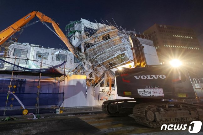 27일 오후 서울 종로구 종로구청 재건축 공사장에서 가림막 붕괴사고가 발생해 보수공사가 이뤄지고 있다. 2024.1.27/뉴스1