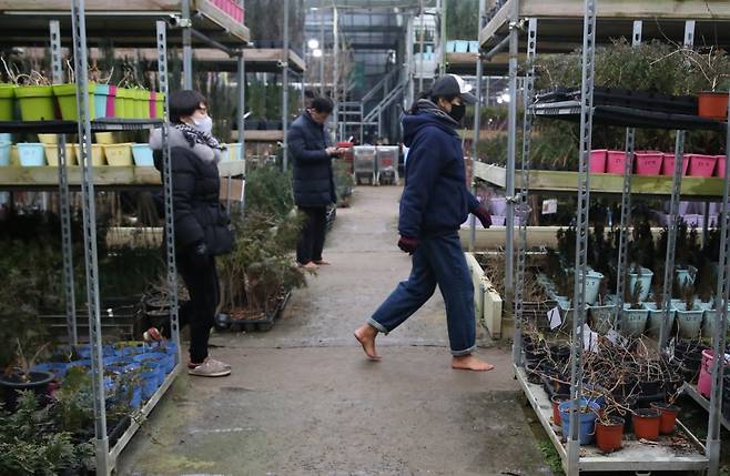경기도 과찬 우림원예가든센터에서 사람들이 맨발로 걷고 있다. 과천=양종구 기자 yjongk@donga.com
