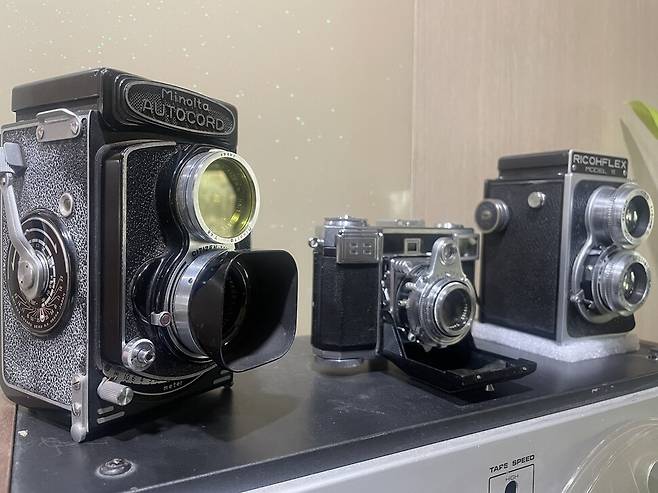 도쿄 정크숍에서 찾아낸 이안카메라 ‘미놀타 오토코드’와 폴딩카메라 ‘자이스 이콘 콘테사’, 동네 앤틱숍에서 산 이안카메라 ‘리코플렉스’.(왼쪽부터)
