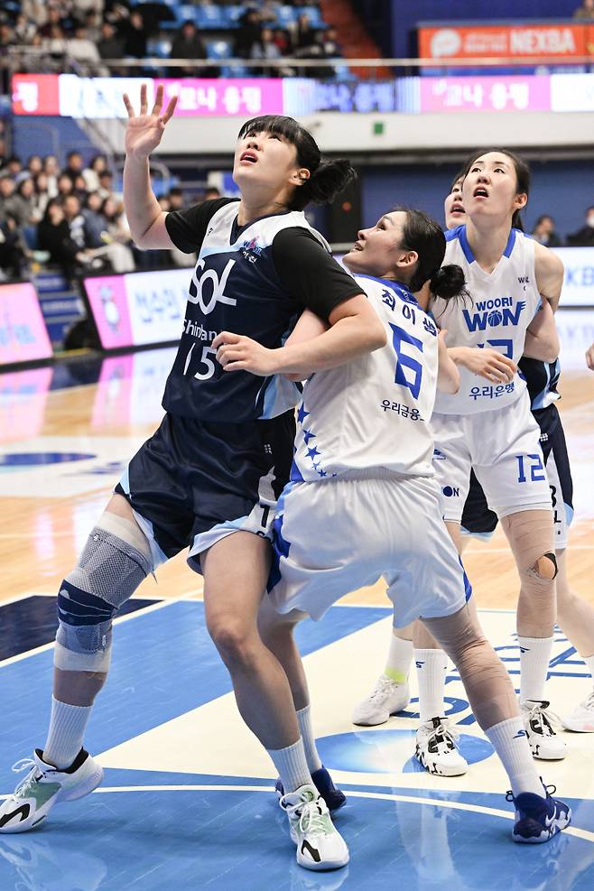 인천 신한은행 김태연과 아산 우리은행 최이샘이 치열한 자리 다툼을 벌이고 있다. 사진=WKBL