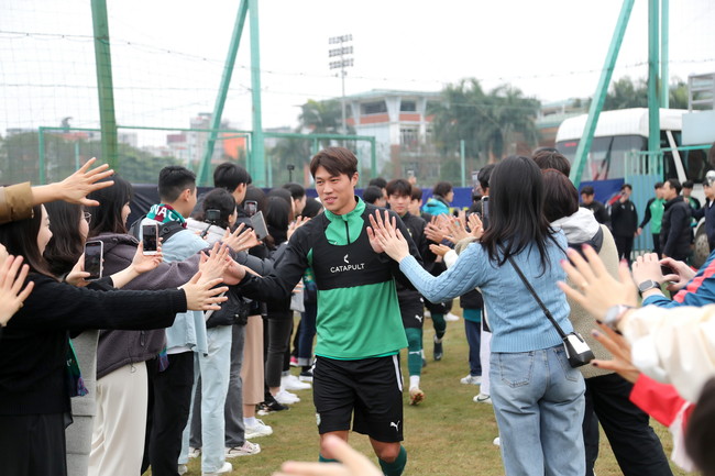 '하나플레이컵' 우승에 도전하는 대전하나시티즌이 비엣텔FC와 격돌한다., 이민성 감독은 반드시 트로피와 함께 베트남 전지훈련을 마치겠다며 각오를 다졌다.[사진=대전하나시티즌]