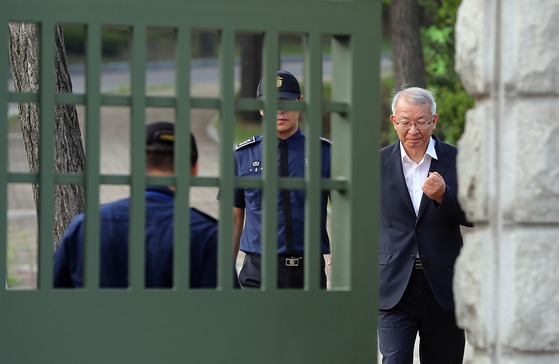 ‘사법농단 의혹’ 정점으로 지목돼 2019년 1월 24일 구속됐던 양승태 전 대법원장이 같은 해 7월 22일 보석을 허가받고 경기도 의왕시 서울구치소를 나서고 있다. [뉴스1]