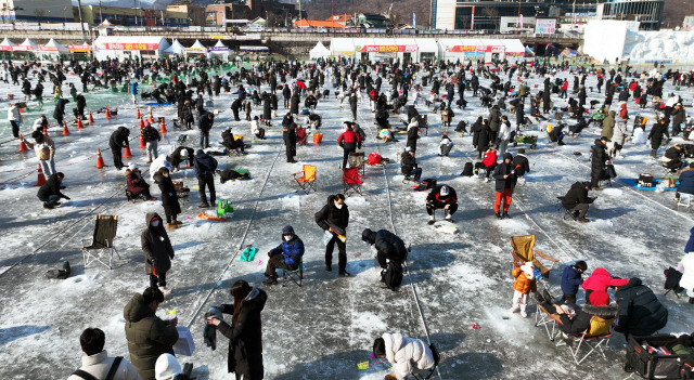 ▲ 화천산천어축제가 폐막을 하루 앞 둔 27일에도 구름 인파를 모으며 대한민국 최고 겨울 축제의 면모를 선보이고 있다.