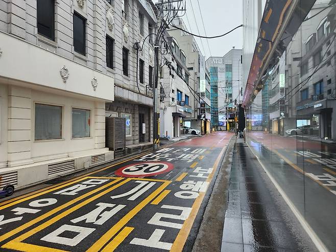 텅 빈 신사동 가로수길 주말 오후 모습. /사진=신현보 기자