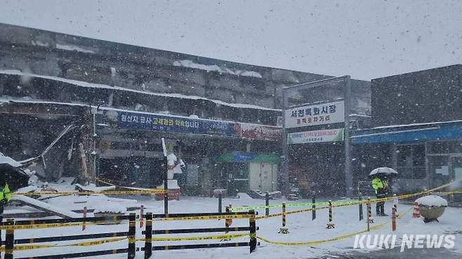 지난 22일 큰 불로 잿더미가 된 서산특화시장 화재 당일 모습. 사진=홍석원 기자