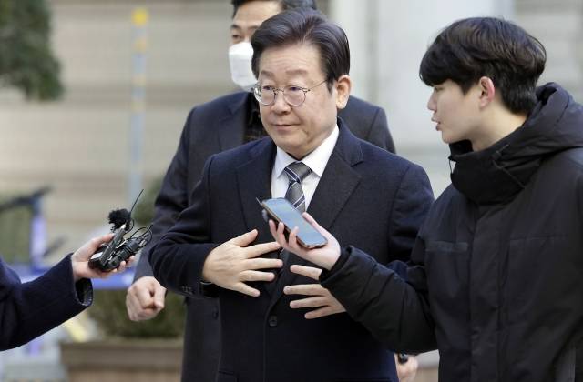 이재명 더불어민주당 대표가 26일 서울 서초구 서울중앙지방법원에서 열린 대장동 배임 및 성남 FC 뇌물 의혹 공판에 출석하고 있다. 뉴시스