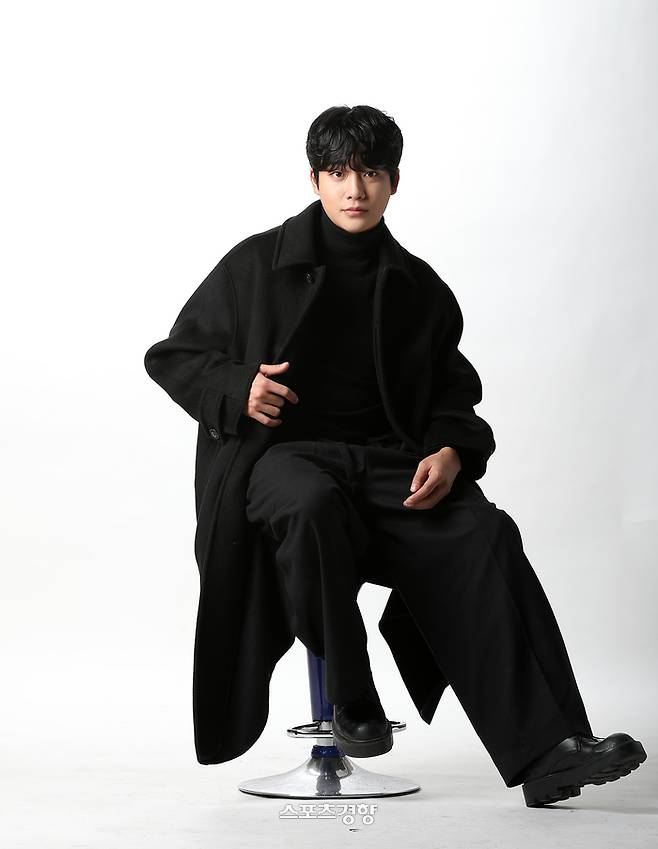 KBS2 일일드라마 ‘우아한 제국’에 출연한 배우 강율이 16일 스포츠경향과 인터뷰에 앞서 포즈를 취하고 있다. 2024.1.16. 정지윤 선임기자