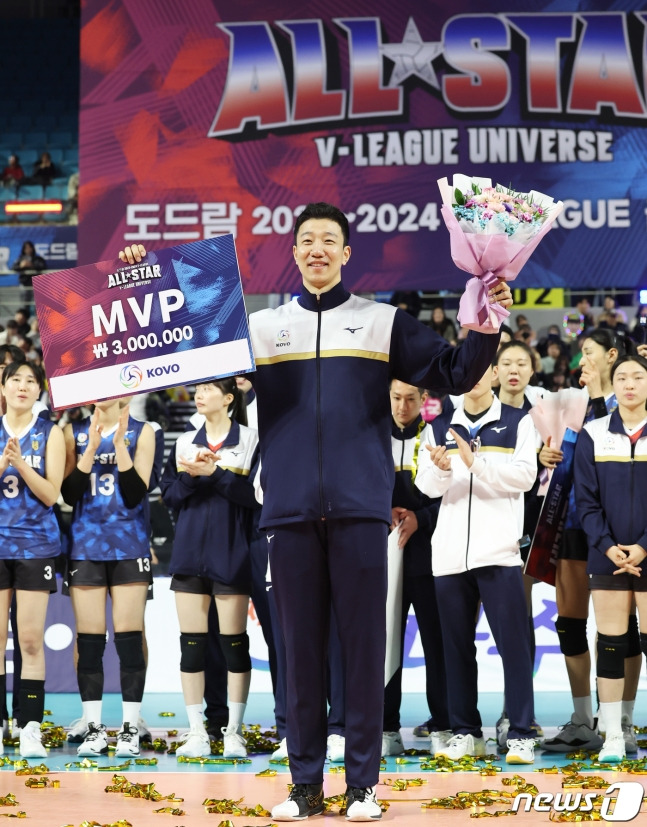 한국전력의 신영석이 27일 인천 삼산체육관에서 열린 도드람 2023~2024 V리그 올스타전에서 MVP 수상하고 있다. /사진=뉴스1