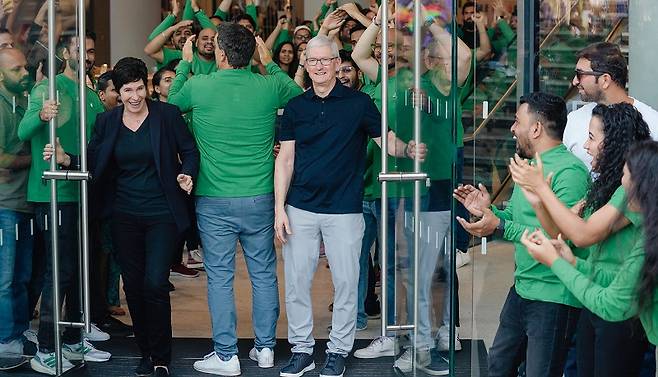 애플이 삼성전자 텃밭에서 점유율을 넓히고 있다. 사진은 인도 뭄바이에 문을 연 애플스토어.[사진=연합뉴스]