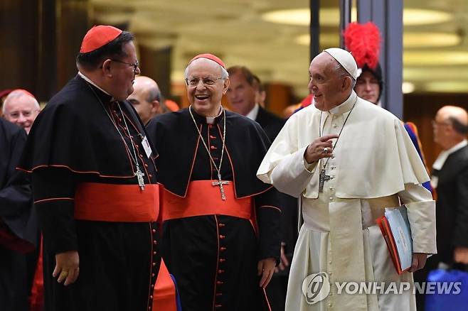 프란치스코 교황(우측 첫번째)과 대화하는 제라르 라크루아 추기경(좌측 첫번째) [EPA 연합뉴스 자료사진]