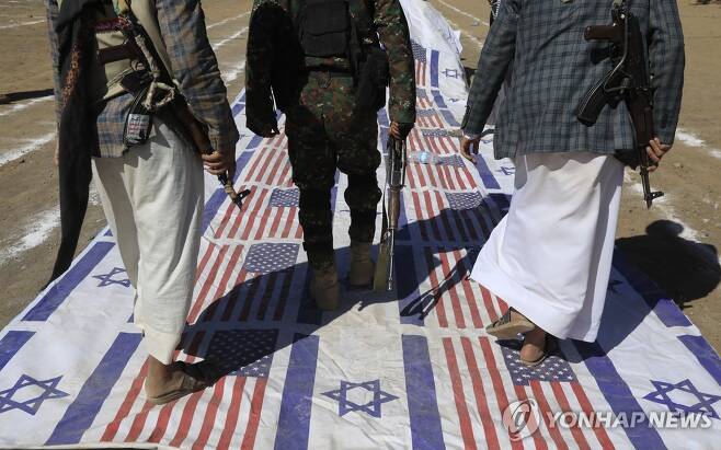 이스라엘과 미국 국기를 짓밟는 후티 반군 [EPA 연합뉴스 자료사진. 재판매 및 DB 금지]