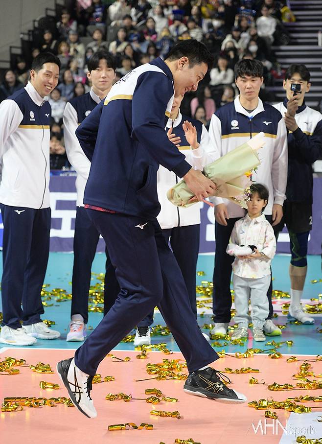 23-24 올스타전에서 슬릭백을 추는 한국전력 신영석ⓒMHN스포츠 이지숙 기자