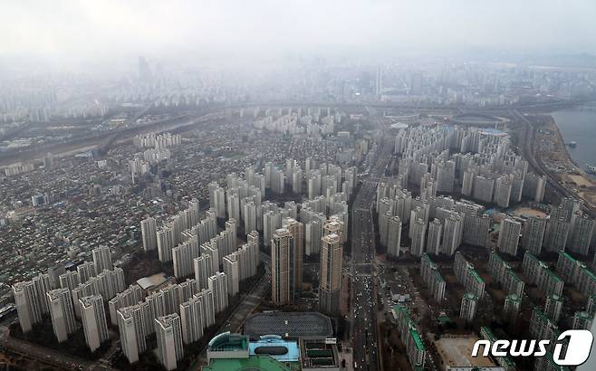 서울 송파구 롯데월드타워 서울스카이에서 바라본 서울시내 아파트 단지 모습. 2024.1.22/뉴스1 ⓒ News1 황기선 기자