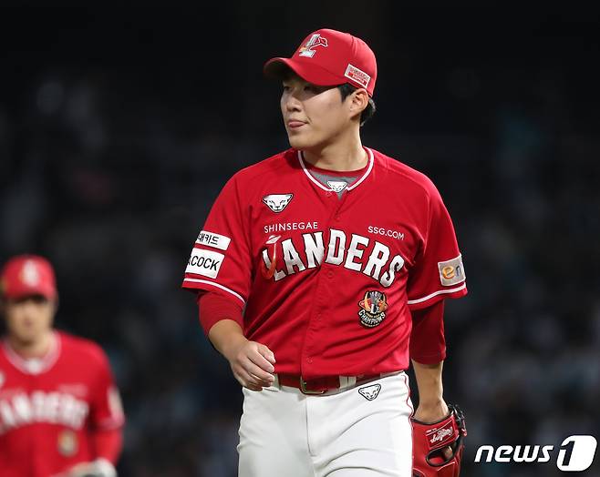 25일 오후 경남 창원NC파크에서 열린 프로야구 '2023 신한은행 SOL KBO 포스트시즌' 준플레이오프 3차전 NC 다이노스와 SSG 랜더스의 경기 7회말 2사 1,2루 상황 SSG 최민준이 NC 김주원을 삼진 아웃을 시키고 더그아웃으로 향하고 있다. 2023.10.25/뉴스1 ⓒ News1 윤일지 기자