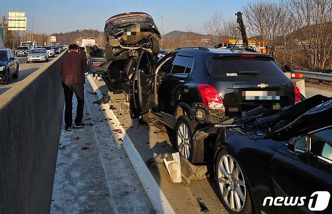 (문경=뉴스1) 정우용 기자 = 28일 오후 4시 19분쯤 경북 문경시 함창읍 나한리 중부내륙고속도로 양평방향 167km지점에서 차량 8대가 추돌하는 사고가 발생했다. (경북소방본부 제공) 2024.1.28/뉴스1