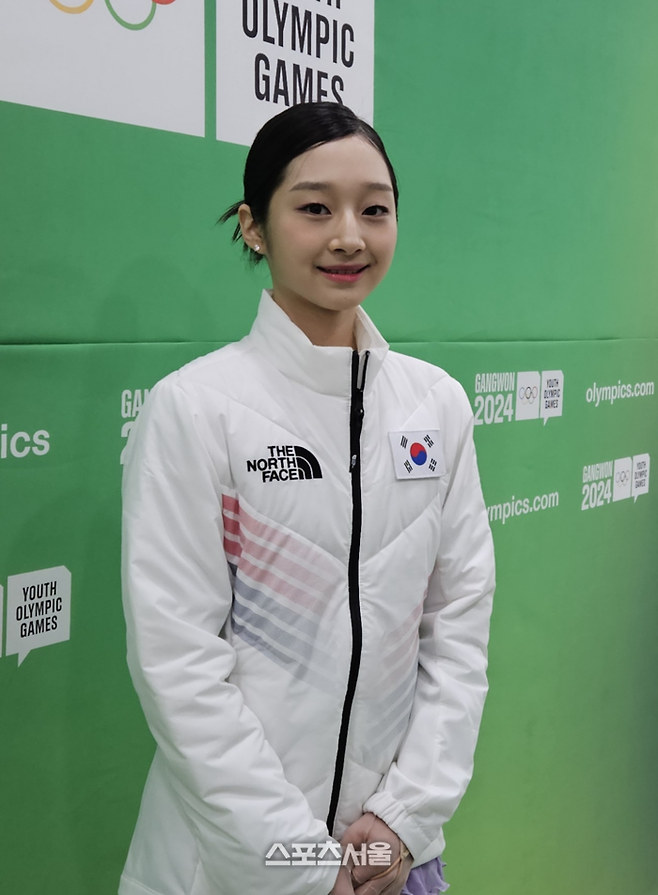 신지아가 28일 쇼트 경기 후 취재진과 인터뷰를 하고 있다. 강릉 | 황혜정 기자. et16@sportsseoul.com