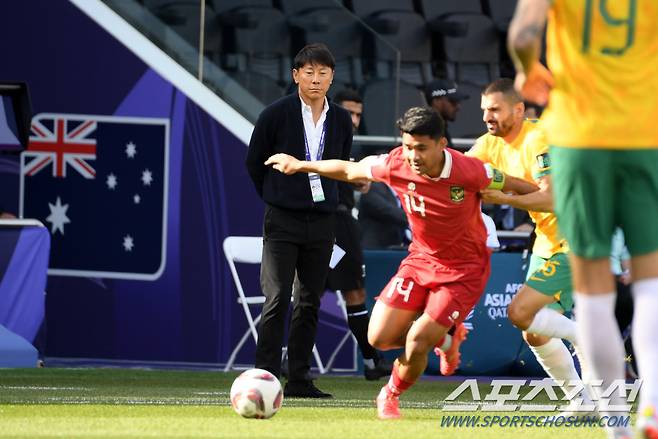 28일(현지시간) 카타르 도하 자심 빈 하마드 스타디움에서 열린 2023 아시아축구연맹(AFC) 카타르 아시안컵 16강전 호주와 인도네시아의 경기. 인도네시아 신태용 감독이 경기를 지켜보고 있다. 도하(카타르)=박재만 기자 pjm@sportschosun.com/2023.01.28/