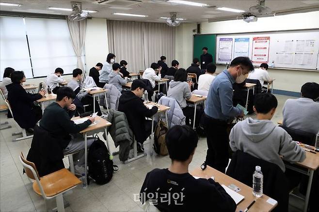 2024학년도 대학수학능력시험날 서울 용산고등학교에서 수험생들이 시험을 준비하고 있다.ⓒ사진공동취재단