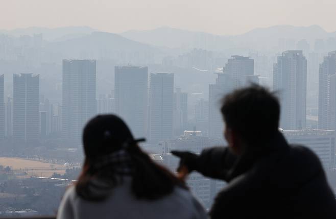 서울 남산에서 시민들이 서울 시내를 바라보고 있다. 연합뉴스