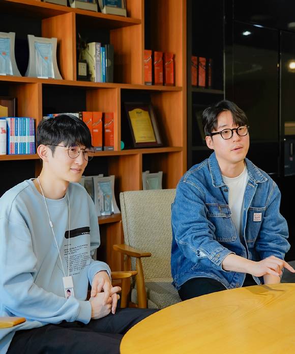 (왼쪽부터) 이홍연 SK브로드밴드 AIX마케팅팀 매니저, 현호준 SK브로드밴드 AIX 마케팅팀 매니저가 인터뷰하고 있다. [사진=SKB]