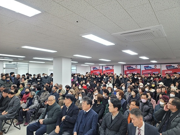 27일 최용규 예비후보 선거사무소 개소식이 열리고 있다. [사진=최용규 예비후보 사무실]