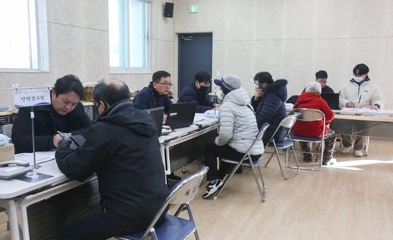 지난 27일 충남 서천 특화시장 먹거리동에 마련된 통합지원센터에서 화재로 피해를 입은 상인들이 상담을 하고 있다. [사진 서천군]