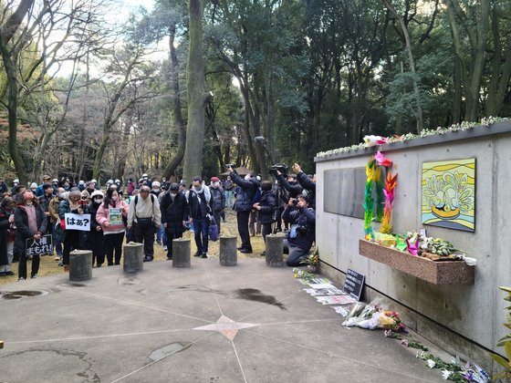 28일 오후 군마현 다카사키시 '군마의 숲' 공원에 있는 '군마현 조선인·한국인 강제연행 희생자 추도비' 앞에서 시민들이 추도식을 하고 있다. 이영희 특파원