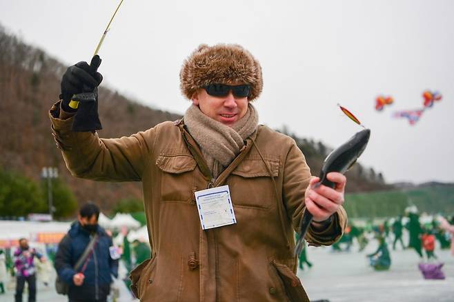 ‘2024 화천산천어축제장’을 찾은 외국인 관광객이 산천어를 잡고 즐거워 하는 모습. /사진=뉴스1