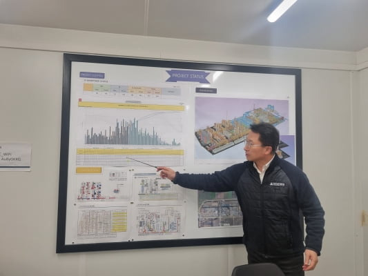 PKN올렌 올레핀 확장프로젝트 공사를 책임지고 있는 이승동 현대엔지니어링 플랜트사업수행실 상무가 공사종류별 공정률을 설명하고 있다. / 박진우 기자