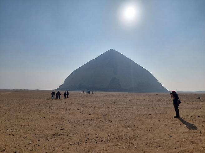 이집트 다슈르에 있는 굴절 피라미드. 경사각이 한 번 꺾여 있는 것을 육안으로도 확인할 수 있다./김찬호 기자