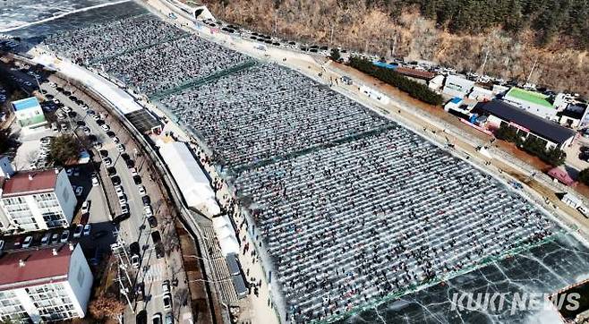 폐막을 하루 앞둔 지난 27일 오후 강원 화천군 화천천 일대에서 열리는 화천산천어축제에 수많은 관광객들이 몰려 인산인해를 이루고 있다.(화천군 제공)