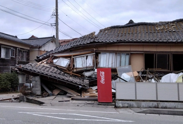 지난 1일 일본 노토반도에서 발생한 규모 7.6의 강진으로 무너진 가옥의 모습. 연합뉴스