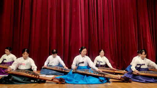 지난해 11월 인천여성가족재단 대강당에서 열린 2023년 여가 아트전 수강생 발표회에서 참여자들이 가야금 공연을 하고 있다. 재단 제공